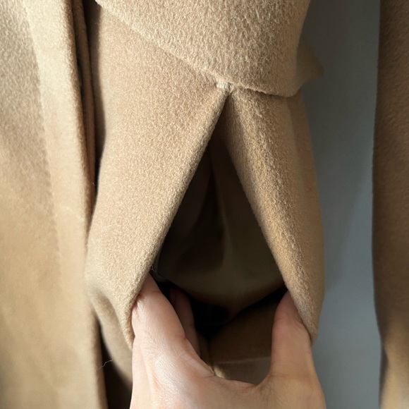 Aritzia T. Babaton Tan 100 % Wool Long Trench Coat. - Made in Canada - Size XS - Picture 9 of 16